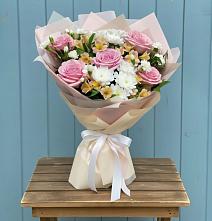 Букет цветов из:  Гвоздики, Орхидеи и Розы в Черкесске