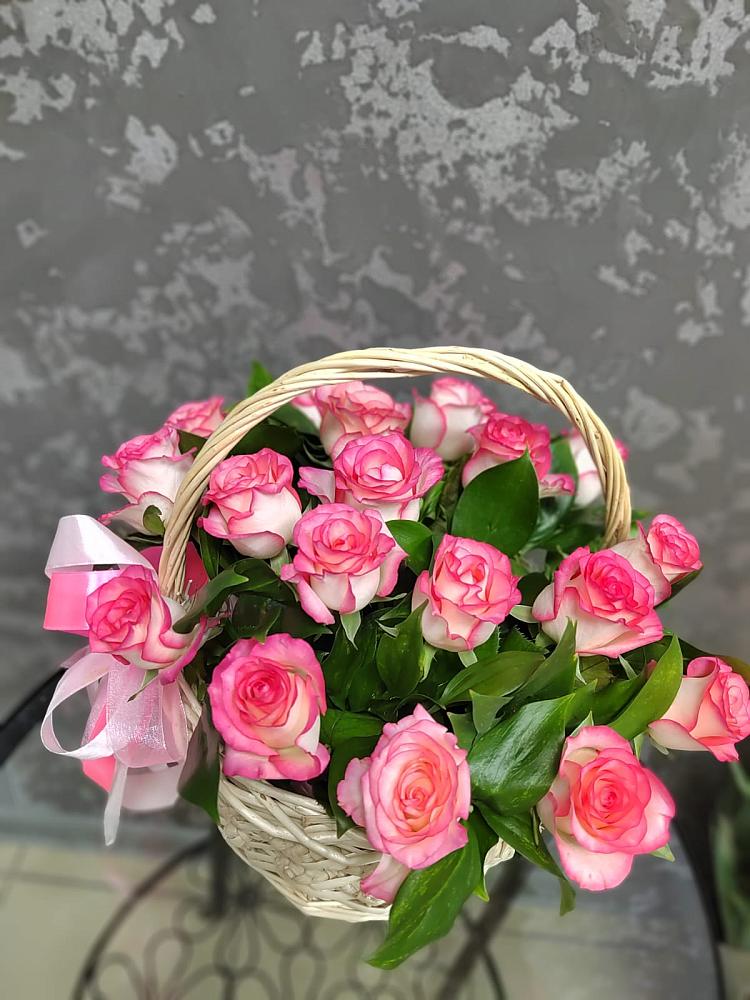 Цветочная композиция из Розы в корзине в Черкесске