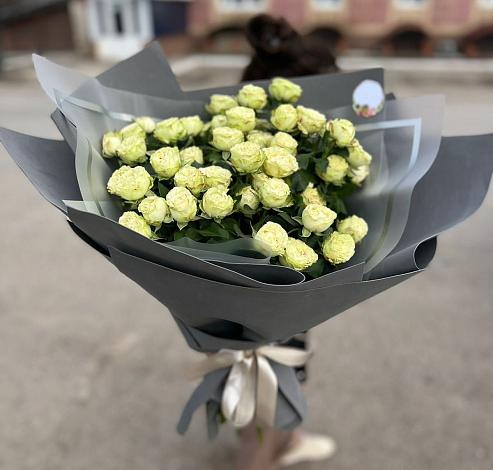 Букет Белые кустовые розы Солинеро в Черкесске