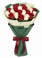 Букет Микс из красных и белых роз в Черкесске