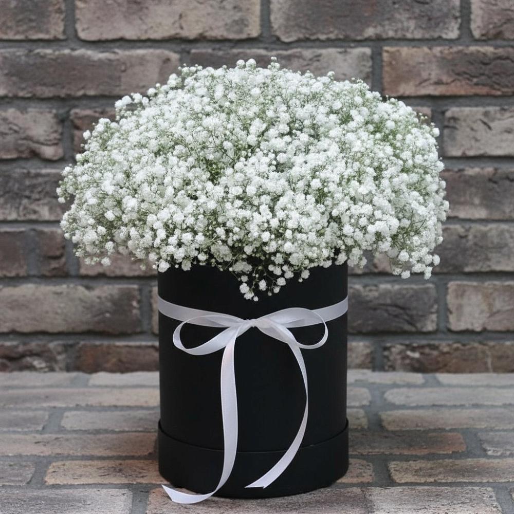 Цветочная композиция из Гипсофила в шляпной коробке в Черкесске