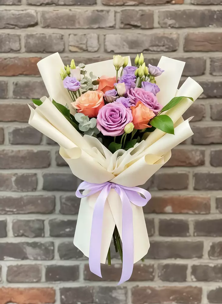 Букет цветов из: Лизиантусы и Розы в Черкесске