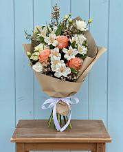 Букет цветов из:  Альстромерии, Лизиантусы, Розы и Хризантемы в Черкесске