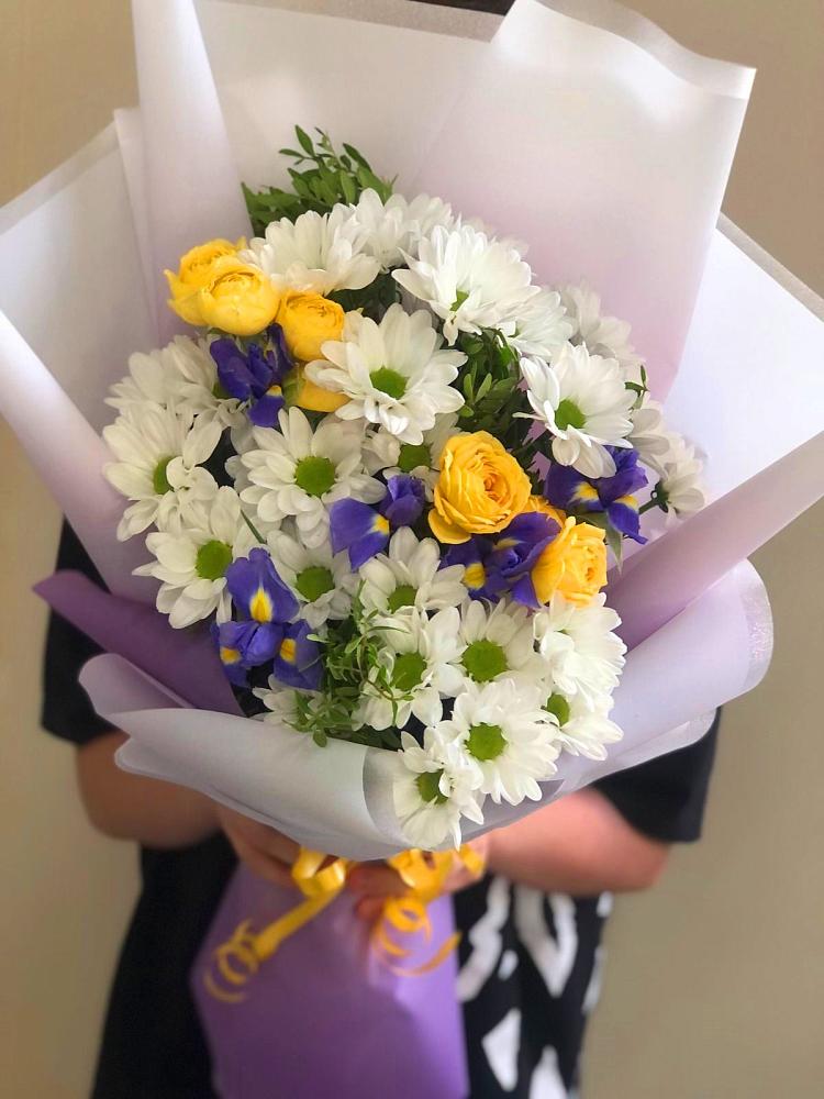 Букет цветов из: Ирисы, Хризантемы и Розы в Черкесске