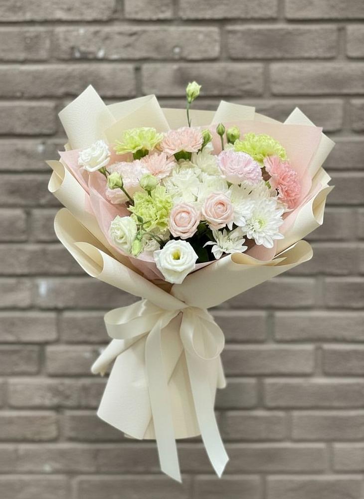Букет цветов из: Гвоздики, Розы, Лизиантусы и Хризантемы в Черкесске