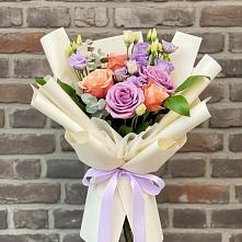 Букет цветов из:  Лизиантусы и Розы в Черкесске