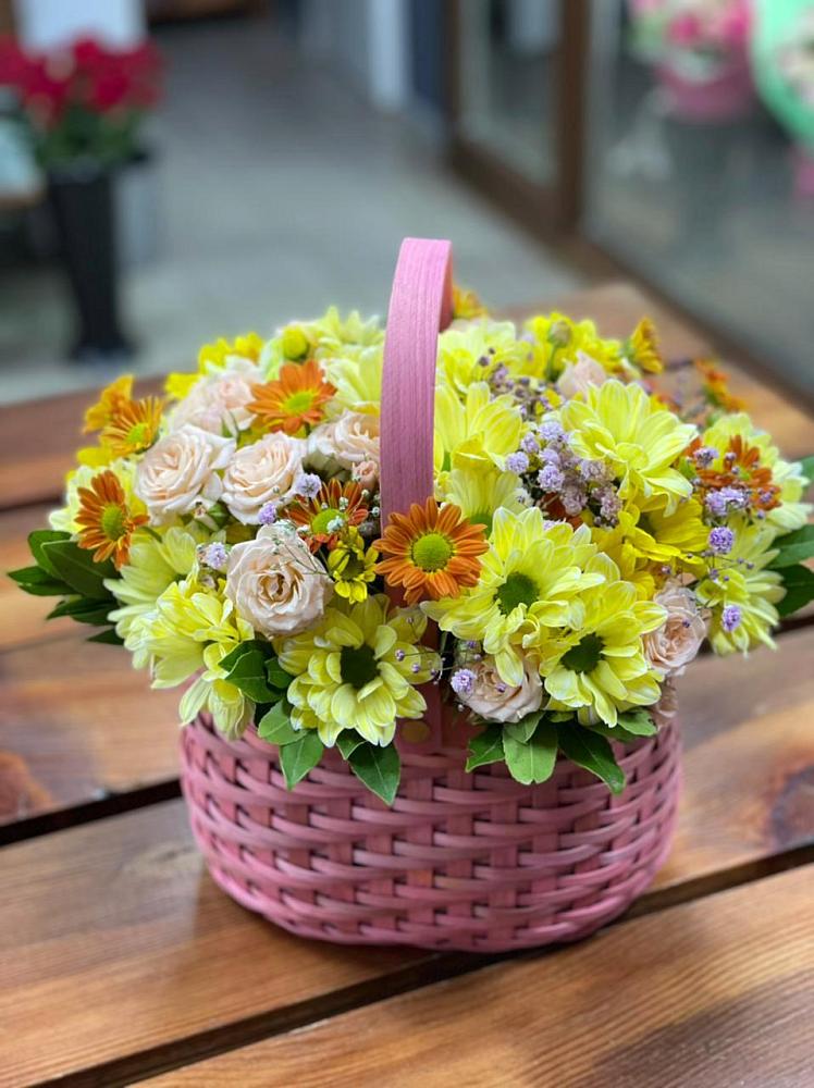 Цветочная композиция из Хризантемы и Розы в корзине в Черкесске