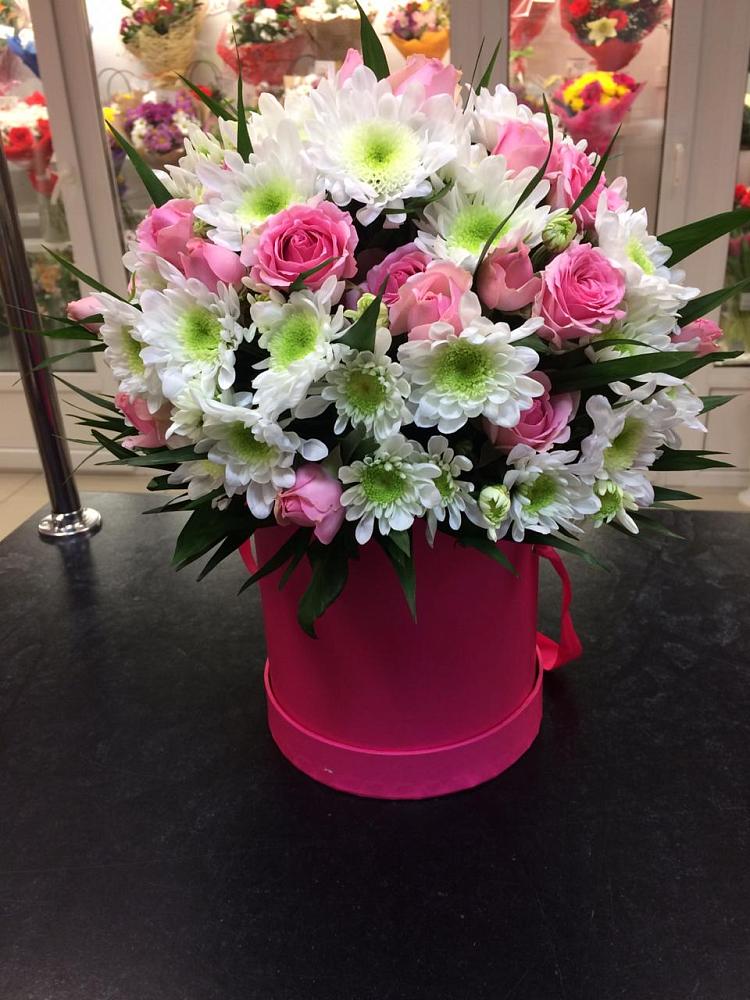 Цветочная композиция из Розы и Хризантемы в шляпной коробке в Черкесске