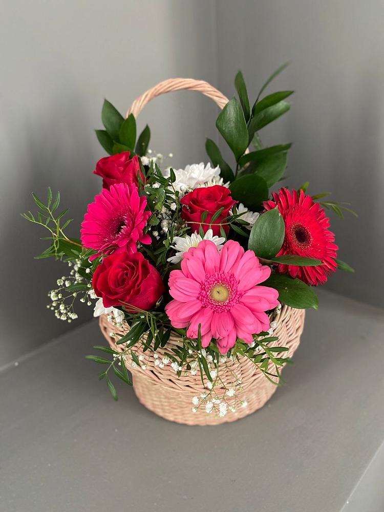 Цветочная композиция из Розы, Хризантемы и Герберы в корзине в Черкесске