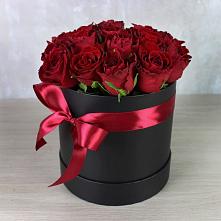 Цветочная композиция из Розы в шляпной коробке в Черкесске