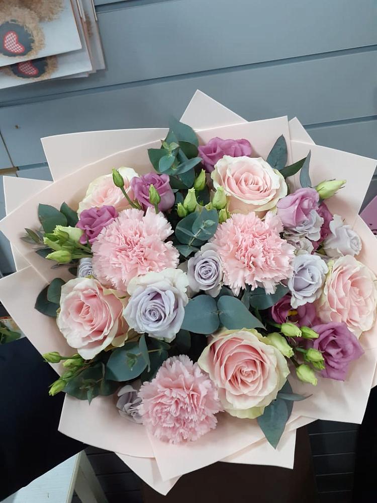 Букет цветов из: Розы, Гвоздики и Лизиантусы в Черкесске