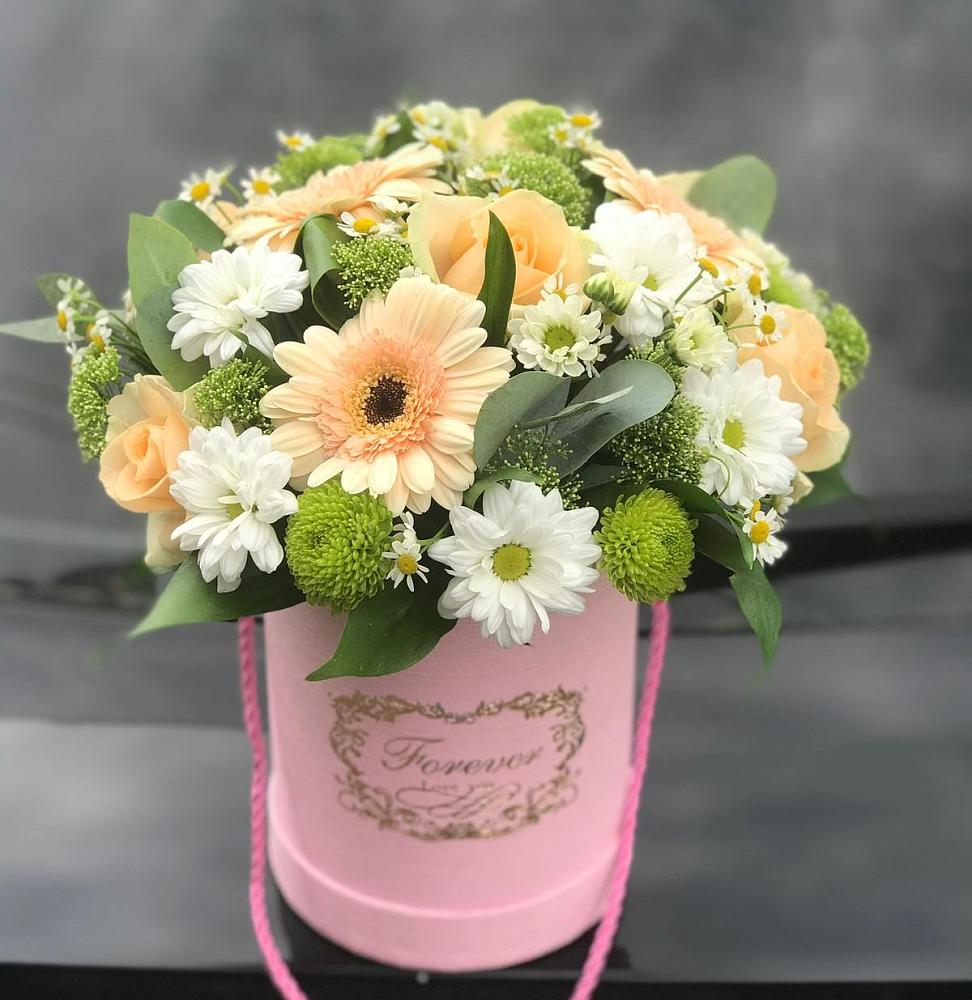 Цветочная композиция из Розы, Герберы и Хризантемы в шляпной коробке в Черкесске